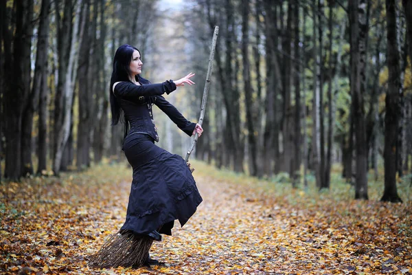 Une Femme Costume Sorcière Dans Une Forêt Dense Selon Rituel — Photo