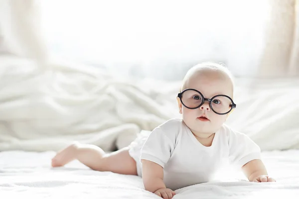 Bebê Recém Nascido Está Deitado Uma Cama Macia Emoções Das — Fotografia de Stock