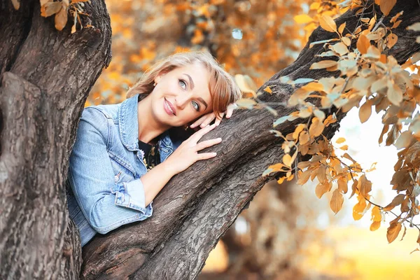 Девочка Парке Осенней Солнечной Прогулке — стоковое фото