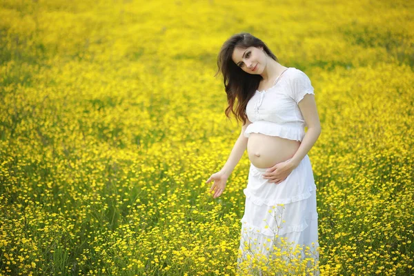 Çinde Bir Çiçek Bir Alanda Hamile Kadın — Stok fotoğraf