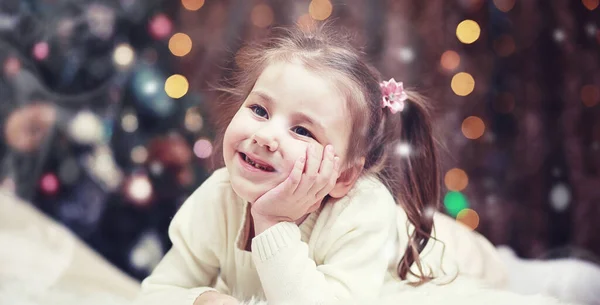 Keluarga Pada Malam Natal Perapian Gadis Kecil Membuka Hadiah Natal — Stok Foto