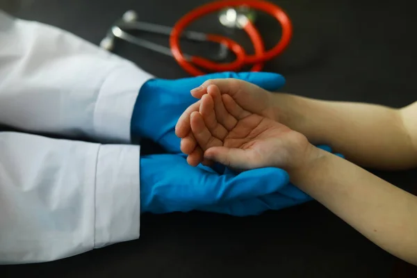 医学概念 戴手套的医生握住病人的手 医生对病人的精神帮助 心脏病专家会诊 流行率 — 图库照片