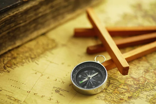 Koncepcja Podróży Poszukiwań Przygód Stara Mapa Kiepską Książką Kompasem Shabby — Zdjęcie stockowe