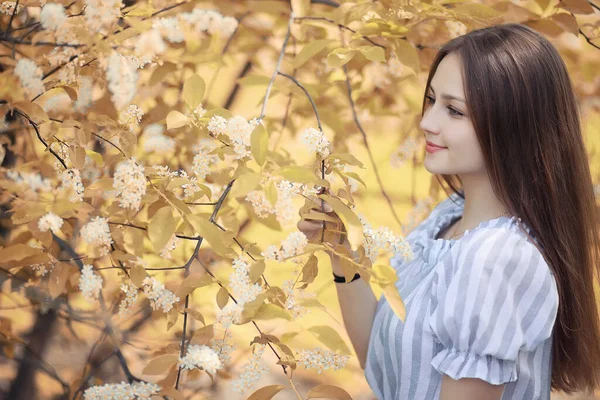 秋のパーの散歩に若い女の子 — ストック写真