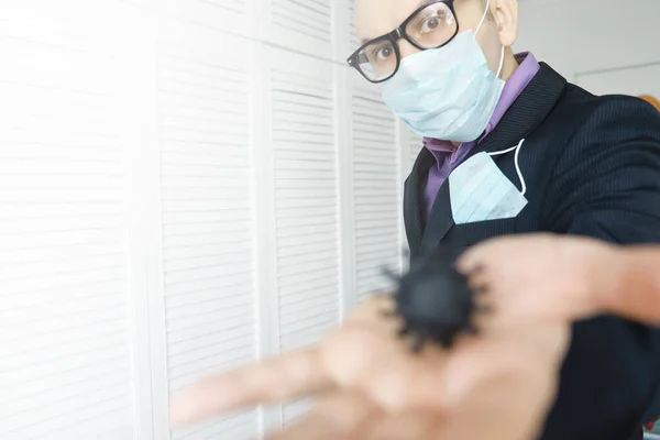 Tek Kullanımlık Bir Tıbbi Maske Peçeteden Sarkıyor Takım Elbiseli Kot — Stok fotoğraf