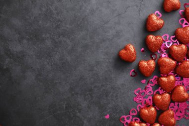 Romantik bir geçmiş. Aşk ve ilişki kavramı. Karanlık arka planda kalp şeklinde figürler. Sevgililer Günü kartı..