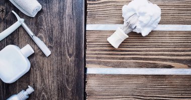 Ahşap dokuda tıraş aksesuarları. Aletler. Tek kullanımlık tıraş makinesi, fırça, köpük tehlikeli tıraş makinesi..