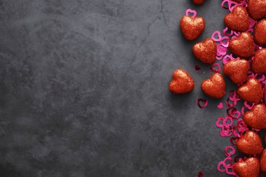 Romantik bir geçmiş. Aşk ve ilişki kavramı. Karanlık arka planda kalp şeklinde figürler. Sevgililer Günü kartı..