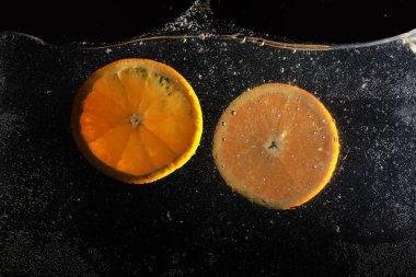 Olgun tatlı portakala su damlaları. Metnin için kopyalama alanı olan yeni Mandarin arkaplanı. Vejetaryen ve vejetaryen kavramı.