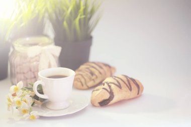 Masada Fransız kahvaltısı. Çikolatalı kahve kruvasanı ve kremalı sürahi. Taze hamur işleri ve kafeinsiz kahve..