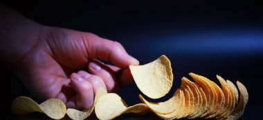 Patates ve mısır cipsi. Atıştırmalık tuzlu aperatif. Zararlı ürünler. Lezzetli cipsler.