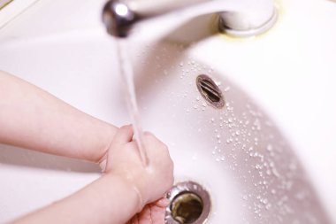 Hijyen kuralları. Yemekten önce el yıkama. Sabunlu antibakteriyel eller. Virüs enfeksiyonunu önlemenin yolu. Coronavirus koruması.