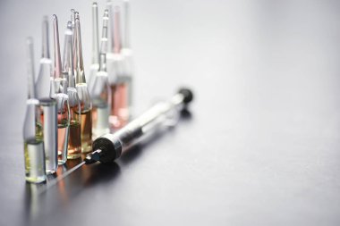 Kurbanları test etmek ve enfekte olanları tedavi etmek için ilaç ve test tüpleri. İlaçlı ampuller. İlaçlı test tüpleri..