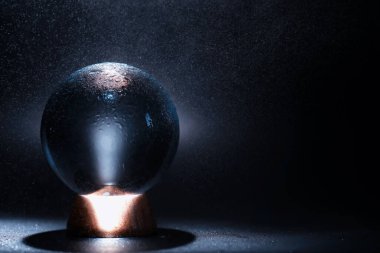 Kristal küre kaderi tahmin eder. Geleceğe yönelik tahminler.