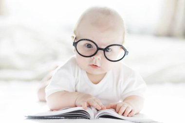 Yeni doğmuş bir bebek yumuşak bir yatakta yatıyor. Çocukların duygu eğitimi.