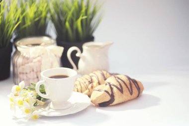 Masada Fransız kahvaltısı. Çikolatalı kahve kruvasanı ve kremalı sürahi. Taze hamur işleri ve kafeinsiz kahve..