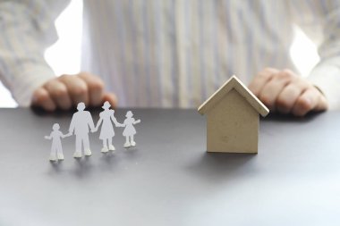 Sigorta teminatı. Hayat ve mülk sigortası. Bir işadamı belge hazırlıyor..