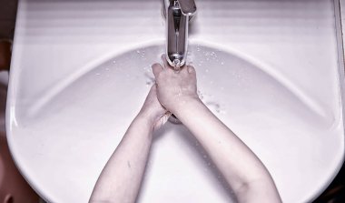 Hijyen kuralları. Yemekten önce el yıkama. Sabunlu antibakteriyel eller. Virüs enfeksiyonunu önlemenin yolu. Coronavirus koruması.