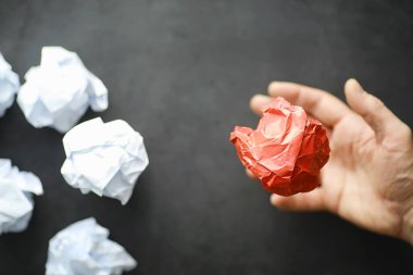 Renkli kağıt parçaları. Yaratıcılık kavramı ve fikirlerin oluşumu. Yaratıcı düşünce. Uçan kağıt.