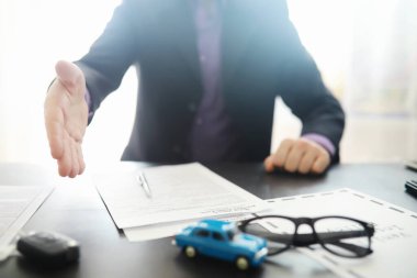 Sigortacı bir belge imzalar. Araba sigortası poliçesi. Araba sigortası poliçesi. Sözleşmenin kayıt formları.