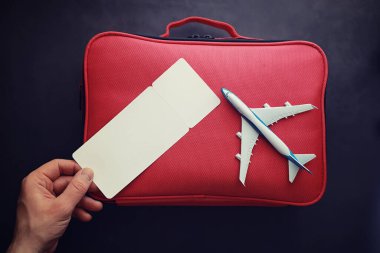 Seyahat konsepti. Belgeler ve biletler ile seyahat çantası.