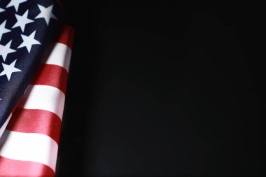 Aynadaki Amerikan bayrağı. Amerika Birleşik Devletleri 'nin sembolü. Siyah arkaplanda yıldız çizgili bayrak.