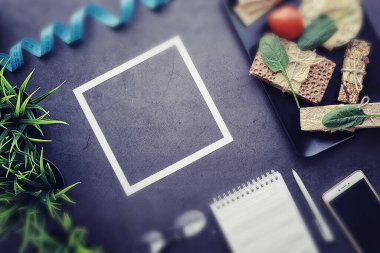 Düzgün beslenme. Sağlıklı bir yaşam tarzı. Diyet için kuru ekmek ruloları. Kilo verme ve sağlıklı bir yaşam tarzı. Masada sebzeli ve otlu ekmek ruloları..