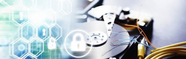 Bilgisayar aksesuarları. Parçalanmış hard disk. Bilgisayar parçalarını onar. Kırık harici hard disk. Bilgisayar arkaplanı.