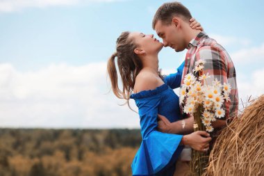 Genç bir çift sonbaharda kırsalda yürüyüş yapıyor.