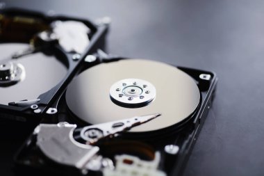 Bilgisayar aksesuarları. Parçalanmış hard disk. Bilgisayar parçalarını onar. Kırık harici hard disk. Bilgisayar arkaplanı.