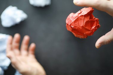Renkli kağıt parçaları. Yaratıcılık kavramı ve fikirlerin oluşumu. Yaratıcı düşünce. Uçan kağıt.