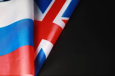 Diplomatik ilişkiler kavramı. Amerika Birleşik Devletleri ve Rusya Federasyonu bayrağı. Siyasette yaptırımlar baskı.