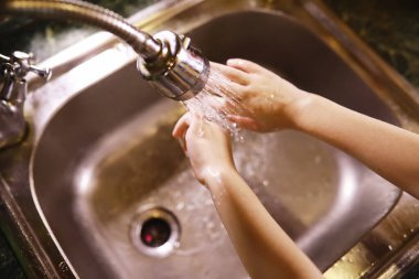 Hijyen kuralları. Yemekten önce el yıkama. Sabunlu antibakteriyel eller. Virüs enfeksiyonunu önlemenin yolu. Coronavirus koruması.