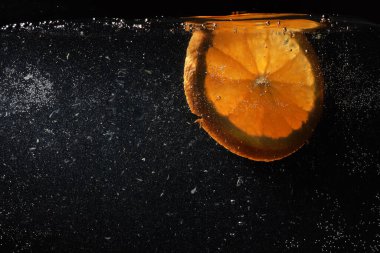 Olgun tatlı portakala su damlaları. Metnin için kopyalama alanı olan yeni Mandarin arkaplanı. Vejetaryen ve vejetaryen kavramı.