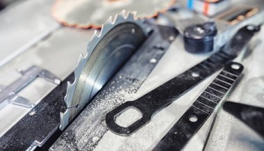 Üretim aşamasında aletler ve elektrikli testerelerle atölye çalışması