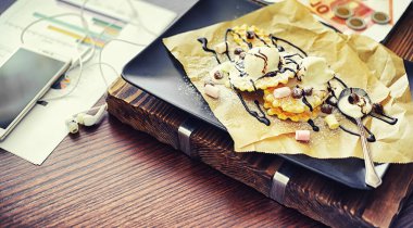 Doldurulmuş Viyana waffle 'ı. Kahve masası. Tatil için kahvaltıda güzel kokulu kurabiyeler..