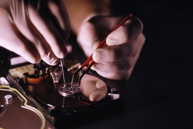 Bilgisayar ekipmanları. Bilgisayar parçalarının tamiri. Atölyedeki restorasyon için sabit disk. Winchester Virüsü Kurtarma.