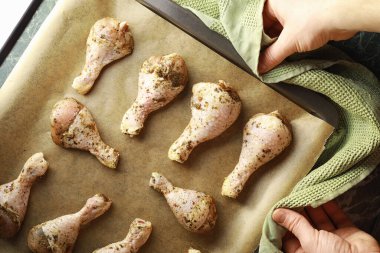 Fırında tavuk pişirdim. Fırında pişirilmiş baharatlarla birlikte hindi budu. Şükran Günü atıştırmalığı..