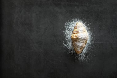 Taze hamur işleri masada. Kahvaltı için Fransız aromalı kruvasan..