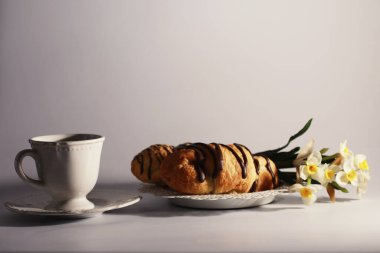 Masada Fransız kahvaltısı. Çikolatalı kahve kruvasanı ve kremalı sürahi. Taze hamur işleri ve kafeinsiz kahve..