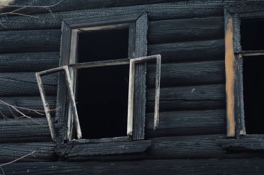 Yangından sonra ahşap ev. Kütüklerdeki kömürleri. Evin külleri yangından. Yanmış kır evi..