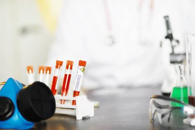 Laboratuvardaki bir bilim adamı viral zatürreenin tedavisi için ilaçları test ediyor. Hastalıklı hastaların Coronovirus kan testi. Dünya salgını.