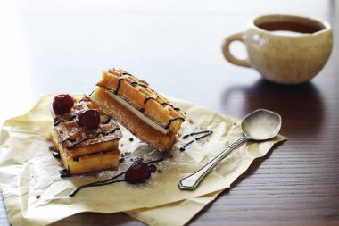 Doldurulmuş Viyana waffle 'ı. Kahve masası. Tatil için kahvaltıda güzel kokulu kurabiyeler..