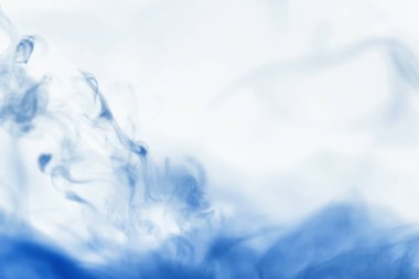 Suyun içinde bir tutam boya. Sudaki boyanın çözülmesi. Su kirliliği. Sanat yaratıcılığı kavramı.