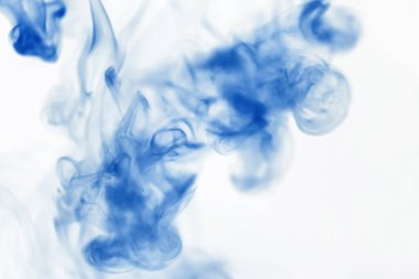Suyun içinde bir tutam boya. Sudaki boyanın çözülmesi. Su kirliliği. Sanat yaratıcılığı kavramı.