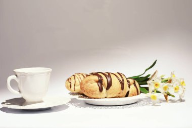 Masada Fransız kahvaltısı. Çikolatalı kahve kruvasanı ve kremalı sürahi. Taze hamur işleri ve kafeinsiz kahve..
