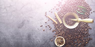 Bir poşet kahve. Kahve çekirdekleri masada kavrulmuş. Pişirmek için yapraklı kahve çekirdekleri.