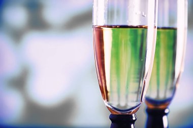 Köpüklü şaraplar için uzun bardaklı bir arka plan. Cam bardaklarda şampanya spreyi. Yansımalı kutlama içkisi.