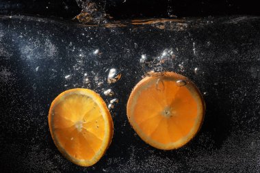 Olgun tatlı portakala su damlaları. Metnin için kopyalama alanı olan yeni Mandarin arkaplanı. Vejetaryen ve vejetaryen kavramı.