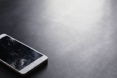 Kırık dokunmatik ekranlı akıllı telefon. Cep telefonu bozuk. Telefon bozuldu. Cep telefonuna kırık cam takmak. Akıllı telefon onarımı.